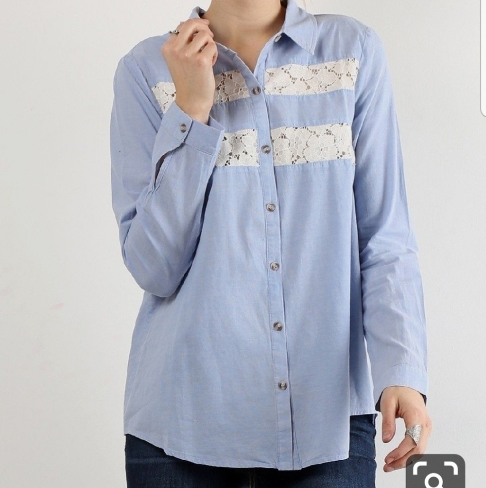 Hem & Thread sz M light blue and lace button up